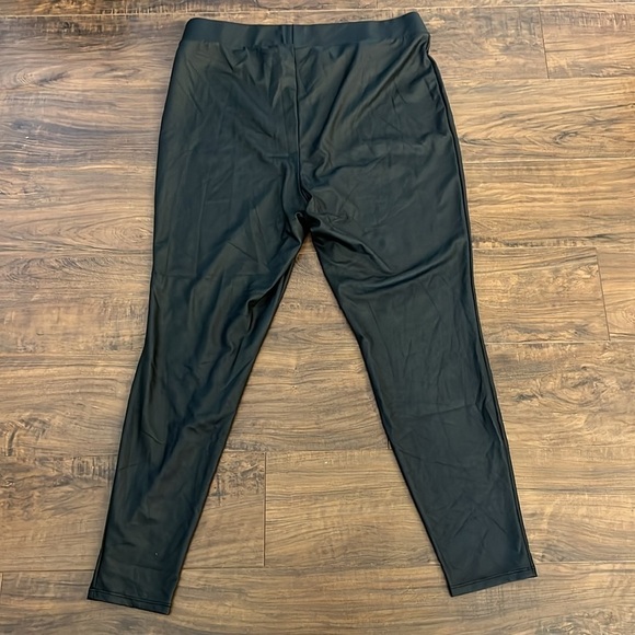 Torrid Full Length, Signature Waist, Faux Leather, Spandex Legging, Sz. 2. - Picture 11 of 11